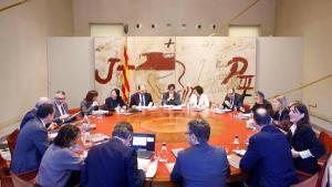 El presidente de la Generalitat, Salvador Illa (c), durante la reunión semanal del Govern, el 17 de marzo de 2026