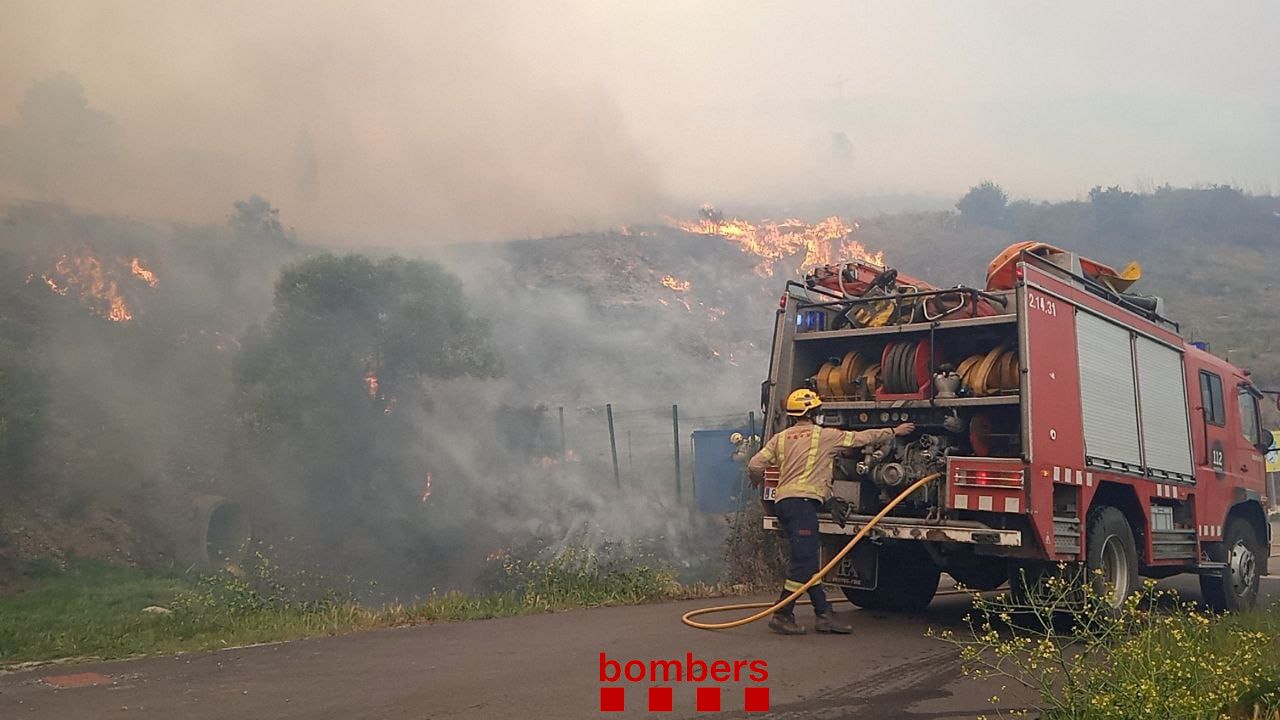 Un incendi sense control atiat per la tramuntana alerta Portbou