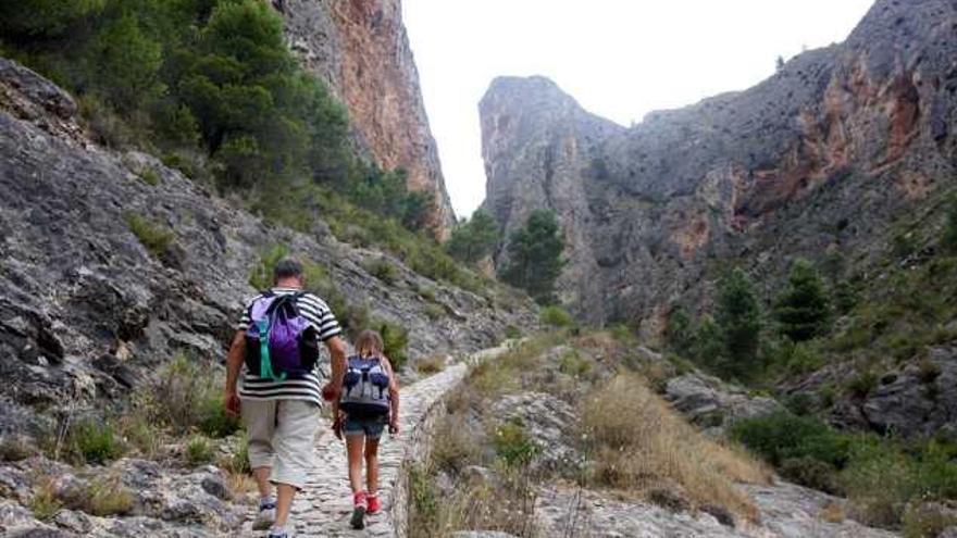 Unos excursionistas se adentran en Mariola por la zona del Barranc del Cint.