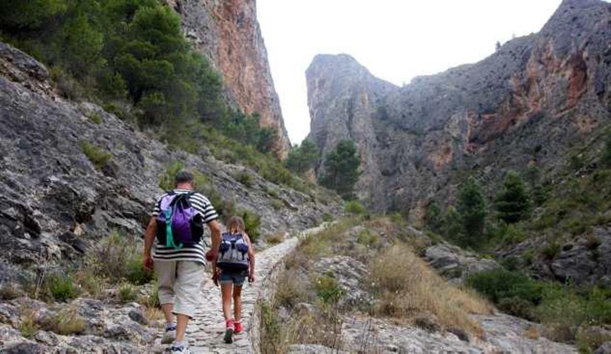 Unos excursionistas se adentran en Mariola por la zona del Barranc del Cint.