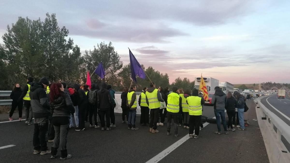 Tall a la C-25, a Santa Maria d'Oló, en el marc de la vaga feminista convocada pel 8M