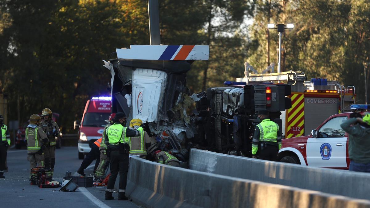 Fallece un camionero al salirse de la vía en Tui.