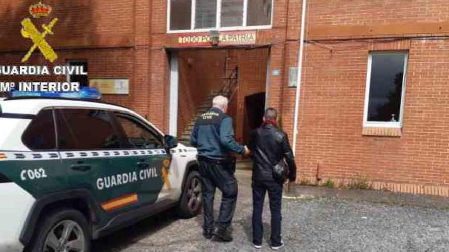 El detenido por quemar contenedores en Silleda a su llegada al cuartel trasdezano.