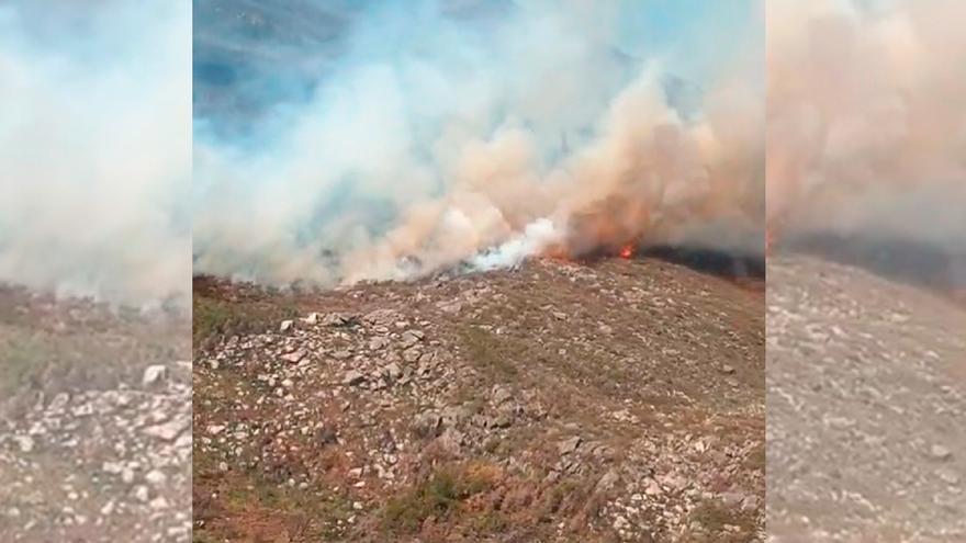 Un incendio cruza la frontera hacia Cualedro