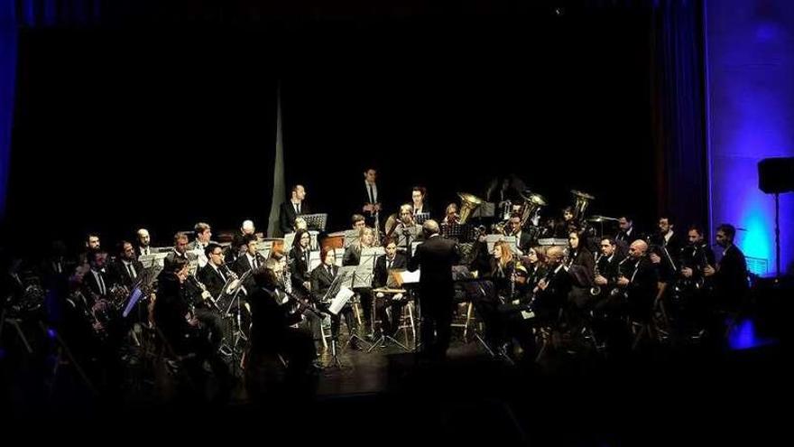 Las bandas de música de Oviedo y Mieres tocaron en la villa