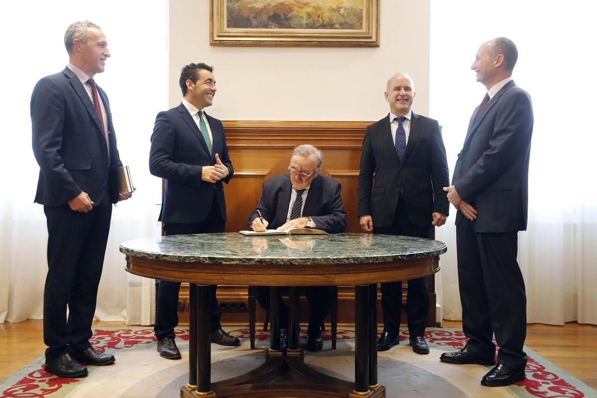 Mariano Barbacid firma en el Libro de Honra de la Diputación.