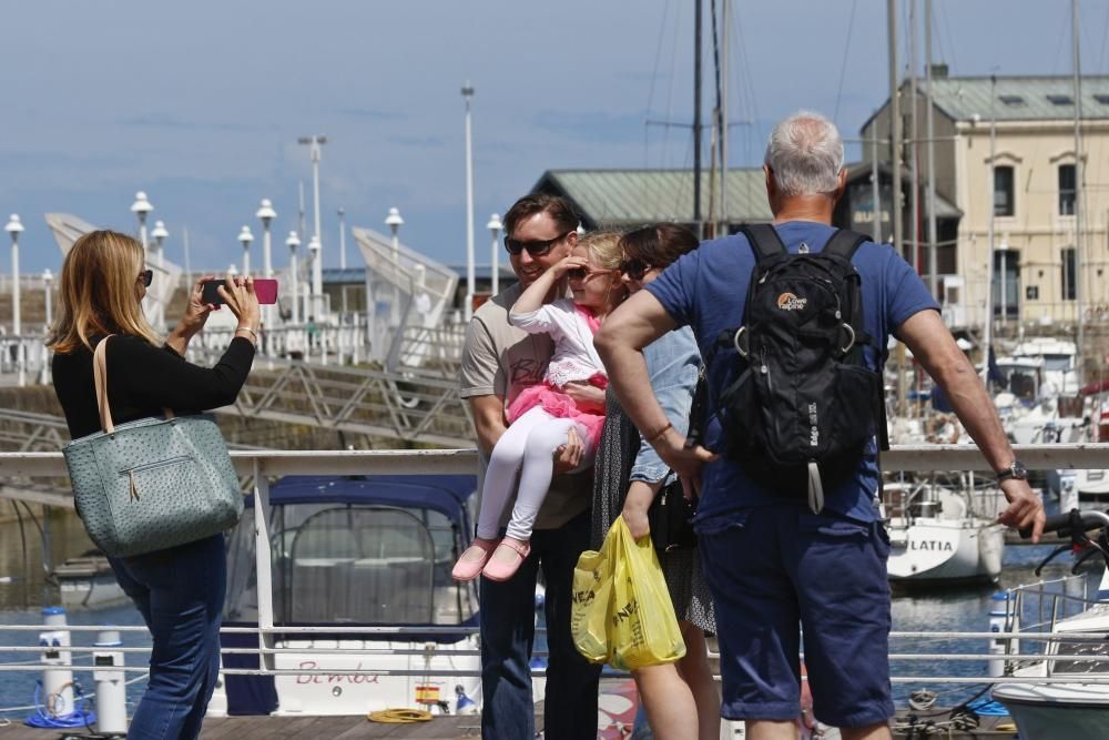 Llegada de más de 4.000 cruceristas a Gijón.