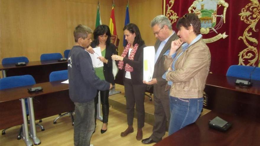 La delegada de Vivienda entrega los pisos rehabilitados de calle Bailén a cinco familias