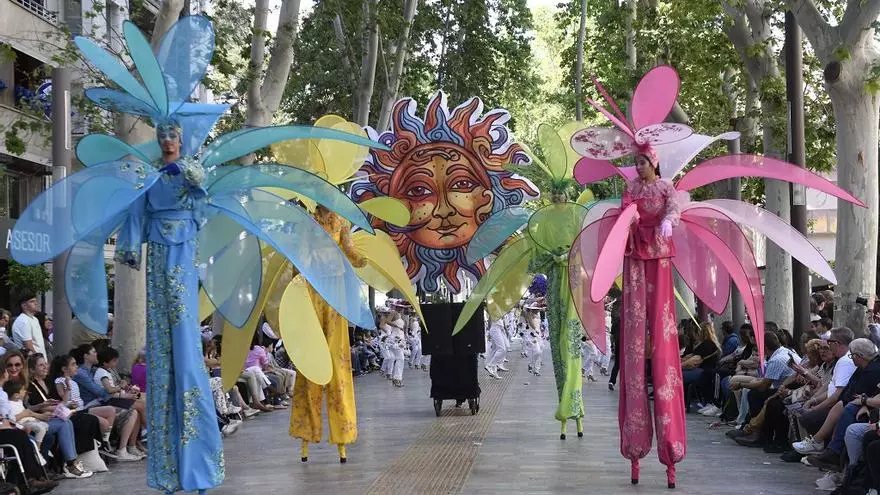 Murcia honra a su Patrona con una lluvia de flores y confeti