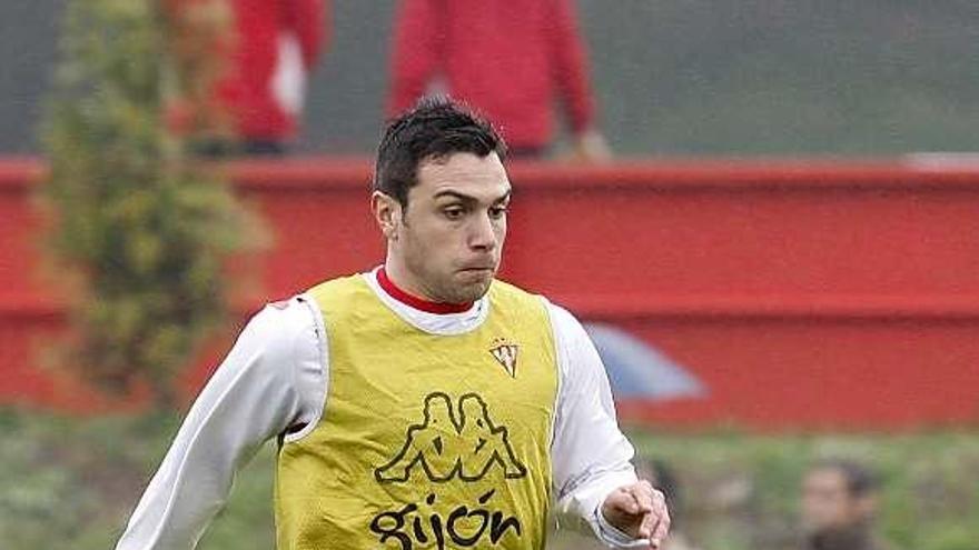 Adrián Colunga conduce el balón durante el entrenamiento de ayer.