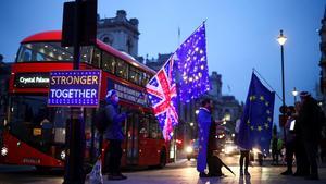 Manifestantes anti-Brexit se manifiestan frente al Parlamento británico, este miércoles en Londres.