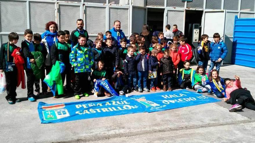 El grupo de niños y monitores castrillonenses, delante del Carlos Tartiere.