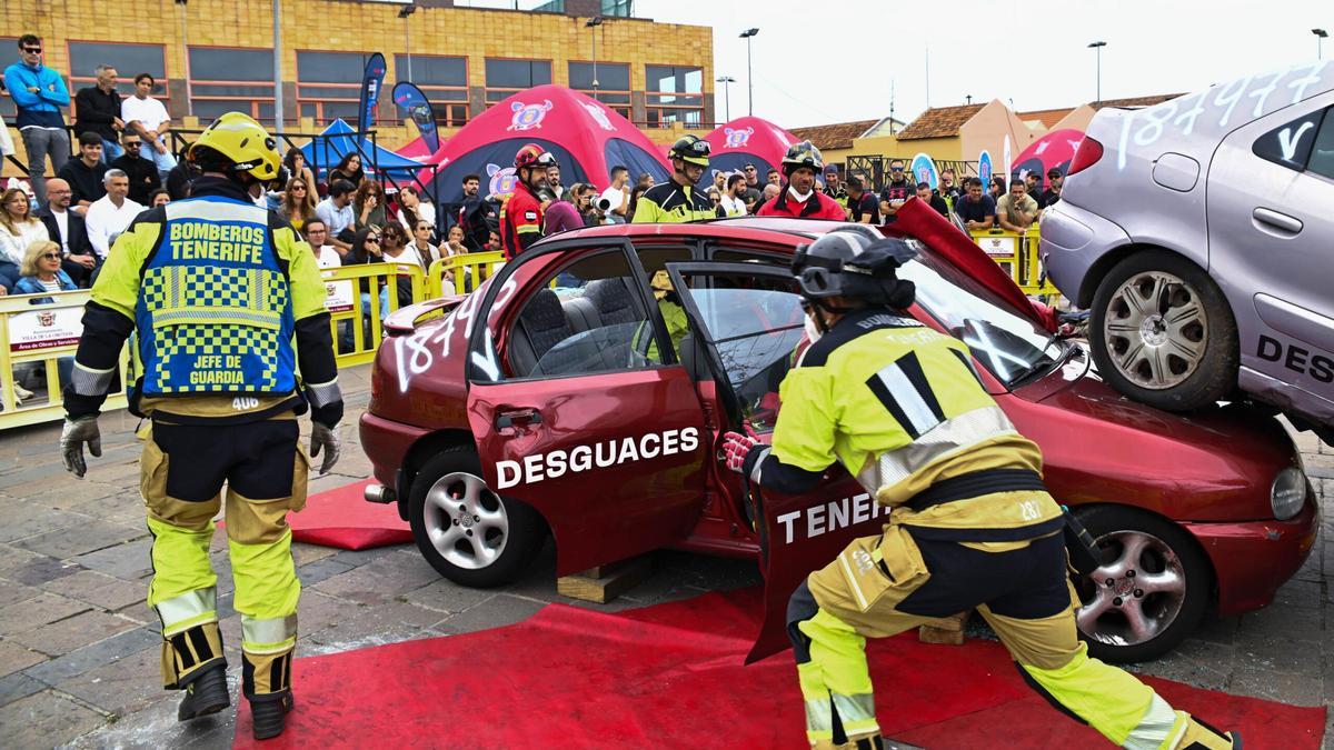 Bomberos de Tenerife durante el encuentro en La Orotava