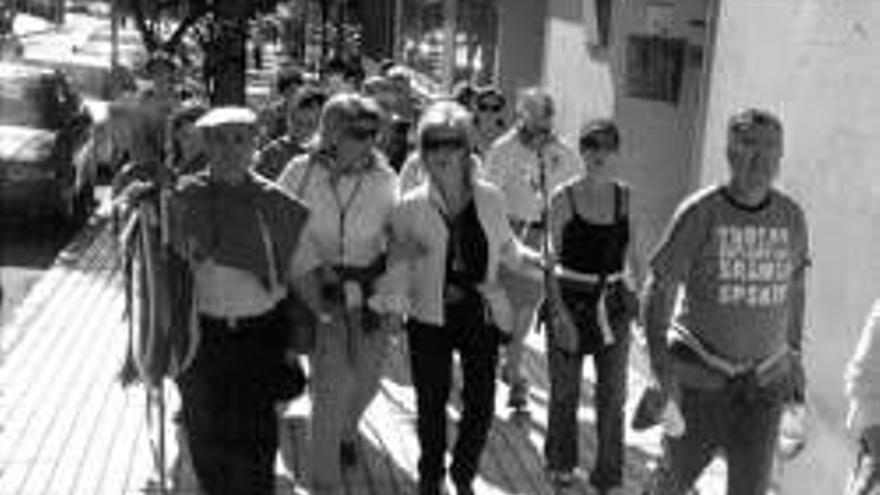 Los romeros inician la marcha hacia la ermita de san isidro