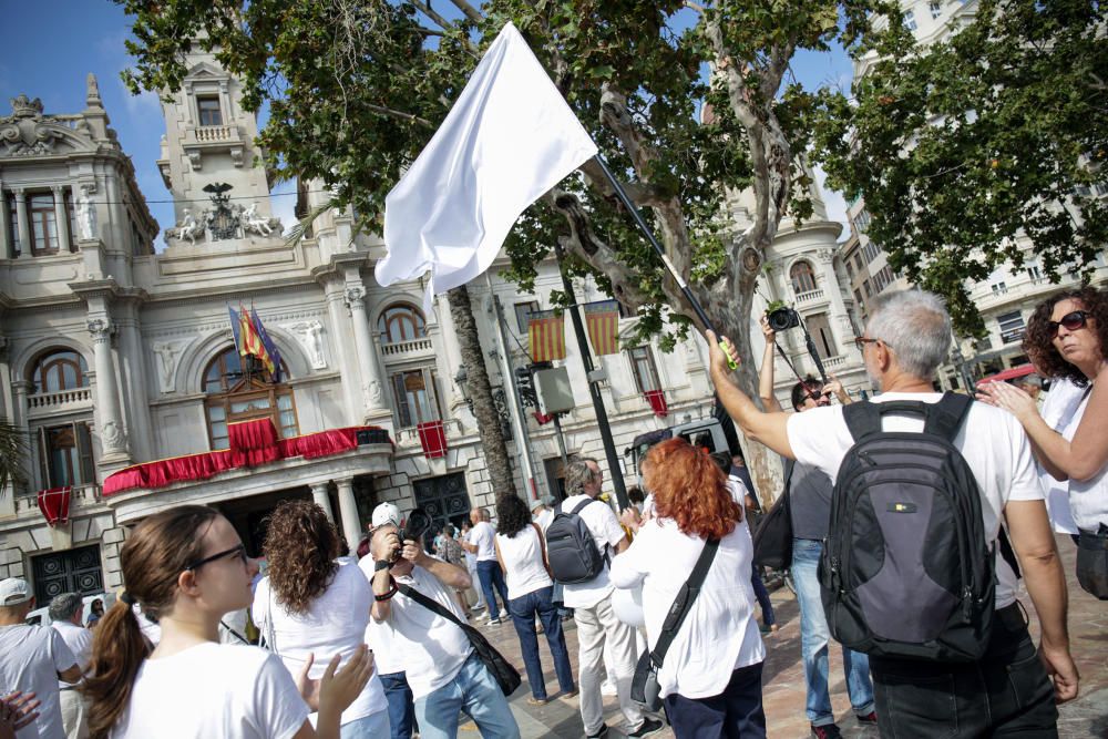 Concentración en València por el diálogo en Cataluña