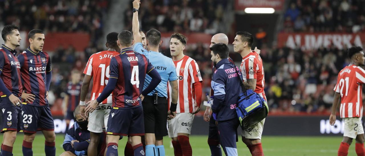 El árbitro expulsa a Djuka en el Sporting-Levante.