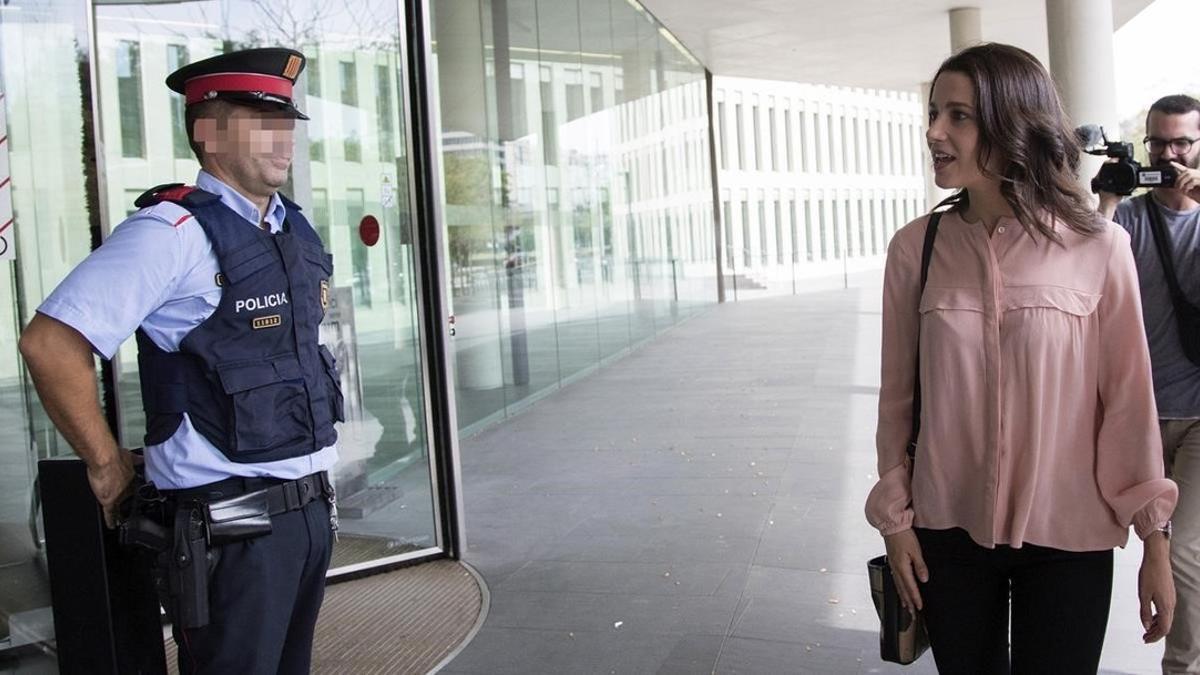 Inés Arrimadas  ha presentado una denuncia ante la Fiscalia de Menores contra la consellera d'Ensenyament, Clara Ponsatí.