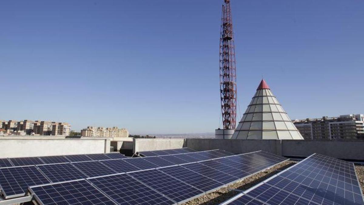 Paneles solares en un edificio público de Zaragoza