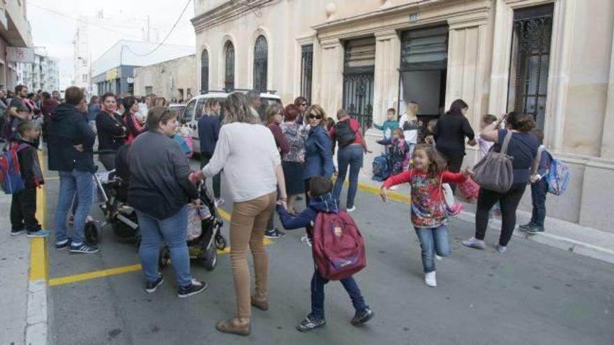 La Font d&#039;en Carròs cierra con aulas provisionales el conflicto del mal estado del colegio