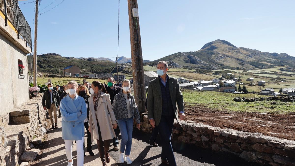 Pueblo Ejemplar 2021: La Familia Real visita Santa María del Puerto, en Somiedo