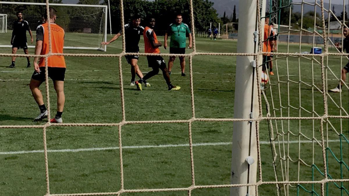 Presión, trabajo y Erik Expósito en el entrenamiento del Córdoba