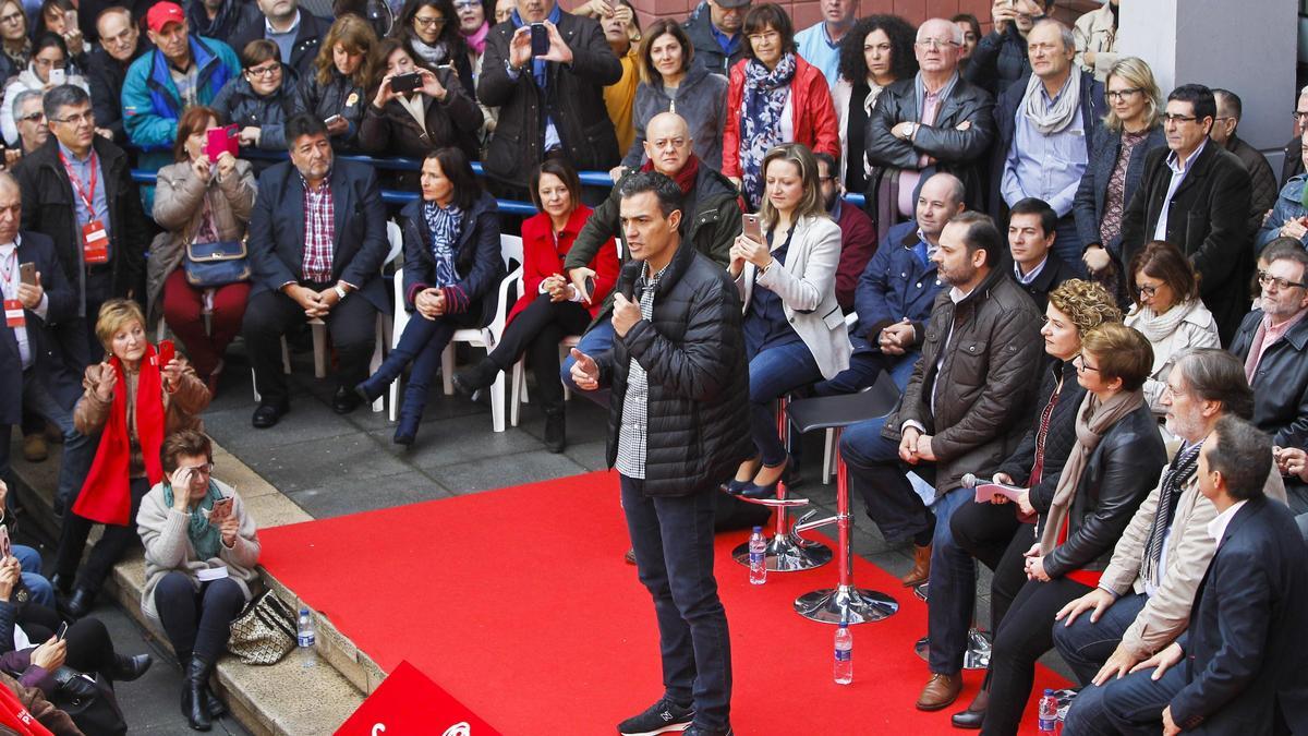 Mitin de Pedro Sánchez en Xirivella, en 2016: Ábalos observa en primera fila.