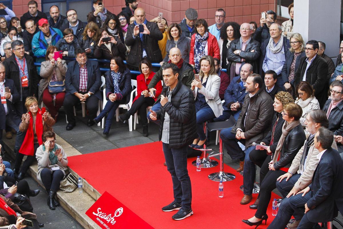 Mitin de Pedro Sánchez en Xirivella, en 2016: Ábalos observa en primera fila.