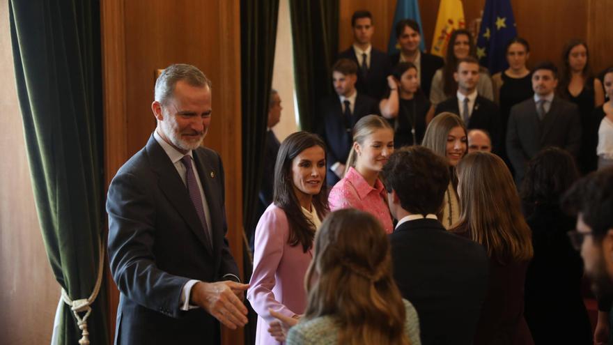 EN IMÁGENES: Así fue la recepción de los Reyes y sus hijas a los Premios Fin de Carrera de la Universidad de Oviedo