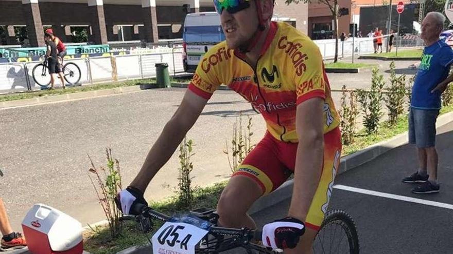 El biker de Maceda Pablo Rodríguez, en un calentamiento. // FdV