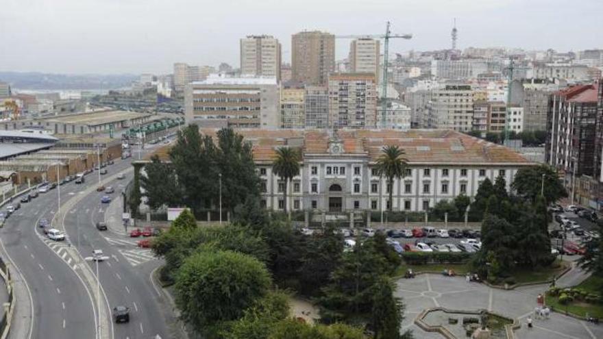 La avenida del Ejército, con la plaza de A Palloza en primer término y, detrás, Tabacos. / juan varela