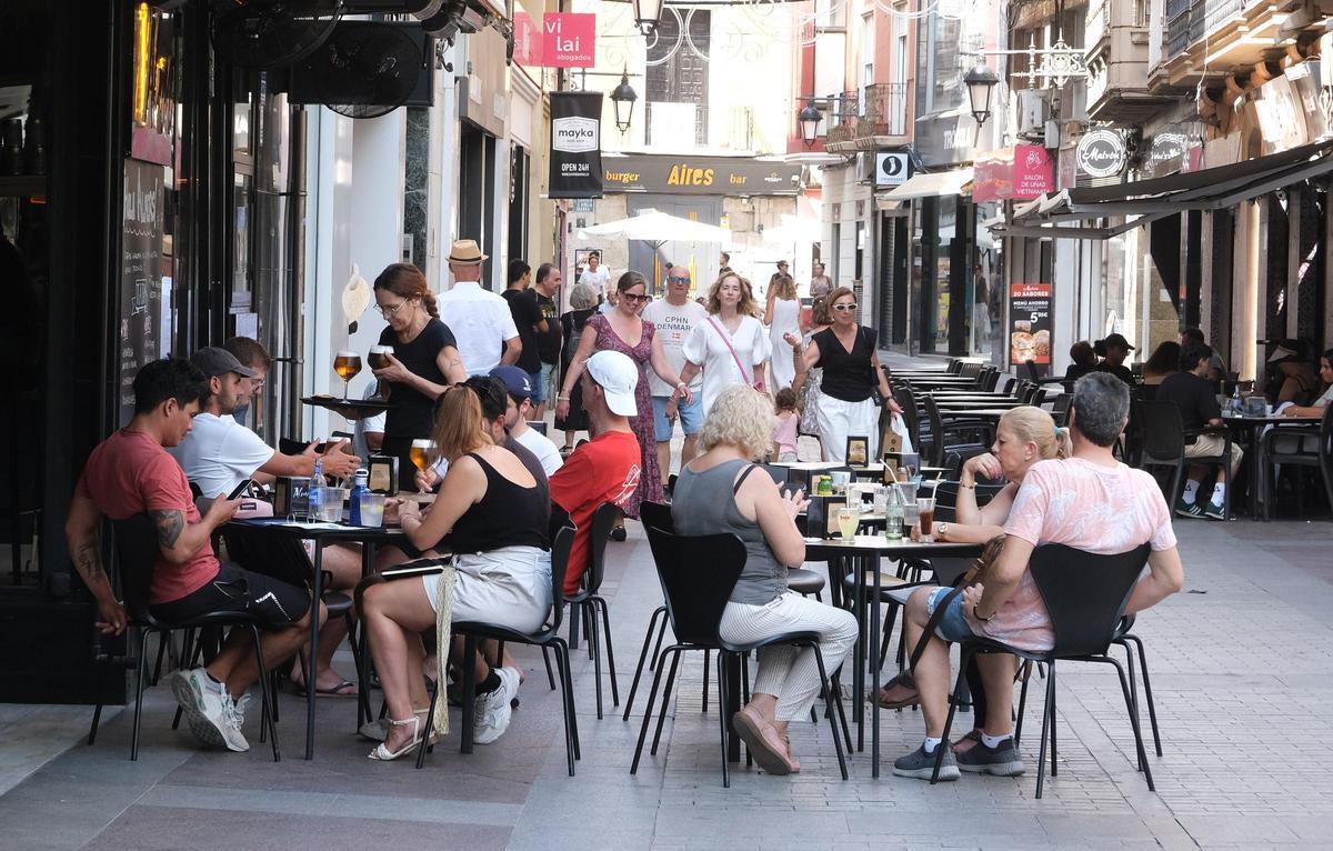 Una camarera atiende a los clientes de un bar de Elche en una imagen de archivo.
