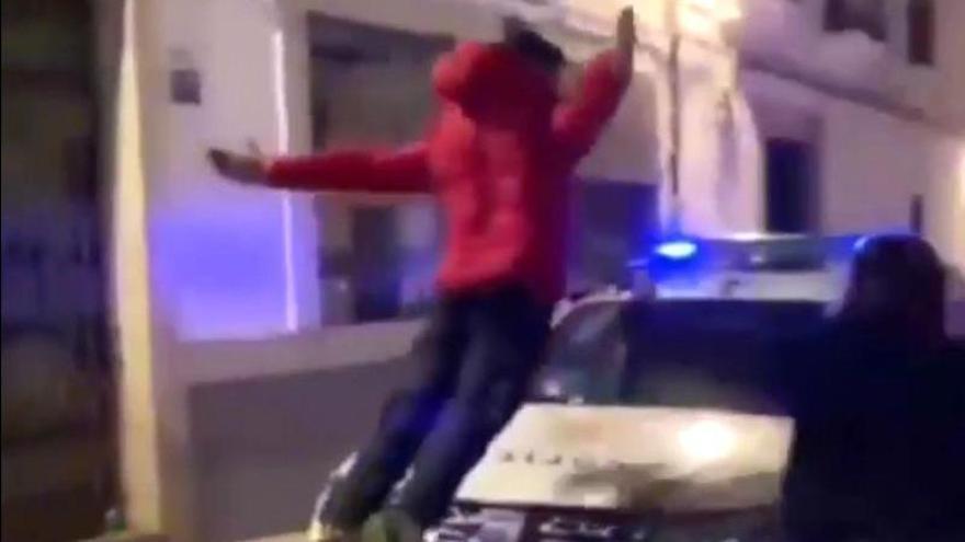 Una imagen del salto del joven sobre el coche policial.