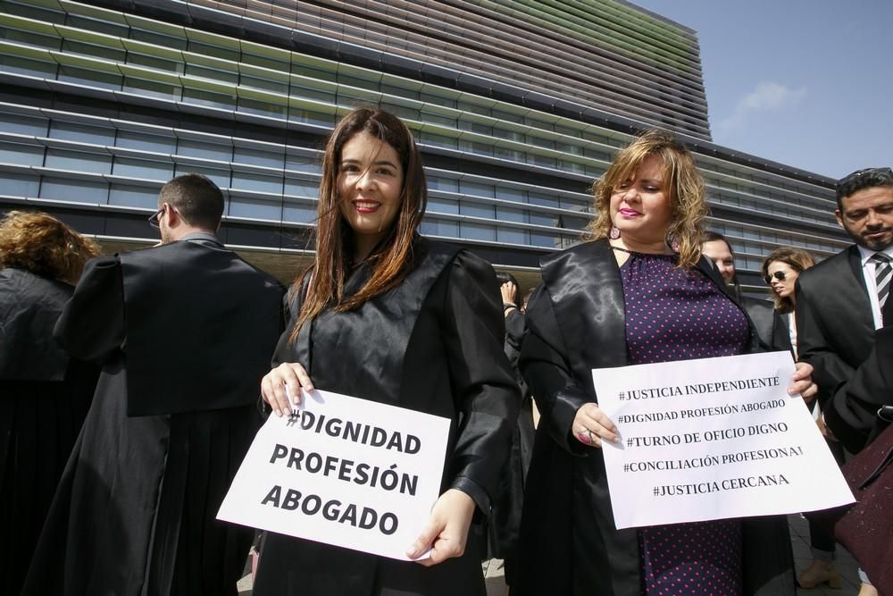 Protesta de jueces, fiscales y abogados ante la Ciudad de la Justicia de la capital grancanaria