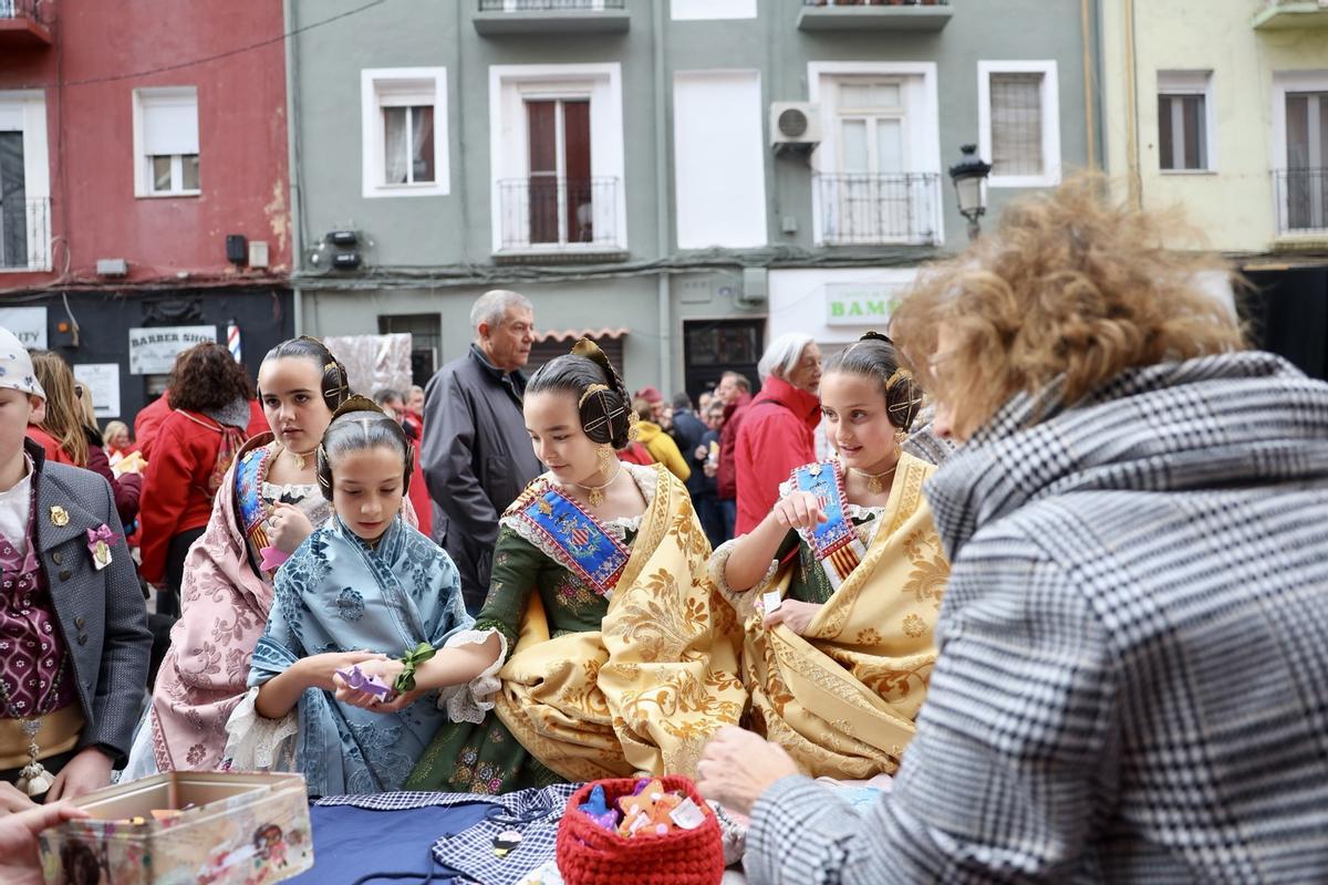 La falla El Quarantahuit mantiene viva la tradición de las bolilleras