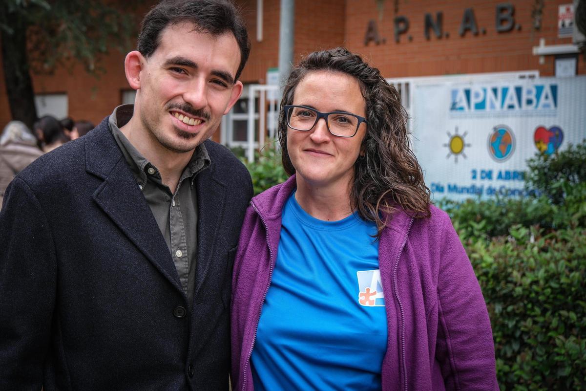 Adahi posa con su psicóloga Ana Belén Cabrera