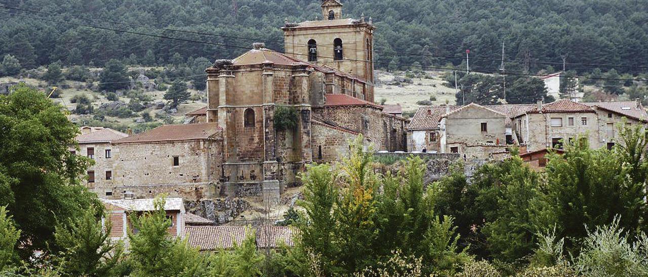 Imagen de Vinuesa con la iglesia en primer plano.  // Julián Sanantonio