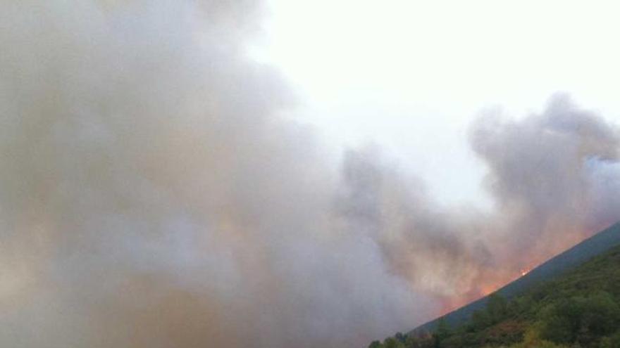 Incendio en los alrededores de La Collada, en El Valledor, el pasado octubre.