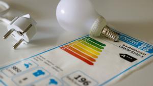 La factura de la luz alcanza en septiembre los 57 euros, la segunda más cara de 2023