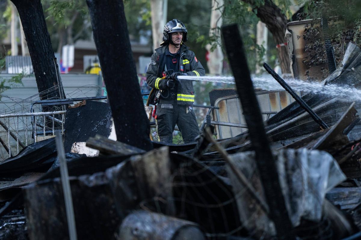 Incendio en un asentamiento de barracas en la calle de Bac de Roda de Barcelona