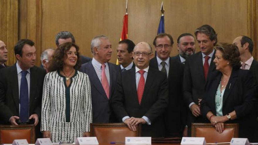 Una delegación de cargos y alcaldes del PP, con Montoro (centro), en señal de apoyo a la reforma local del Gobierno.