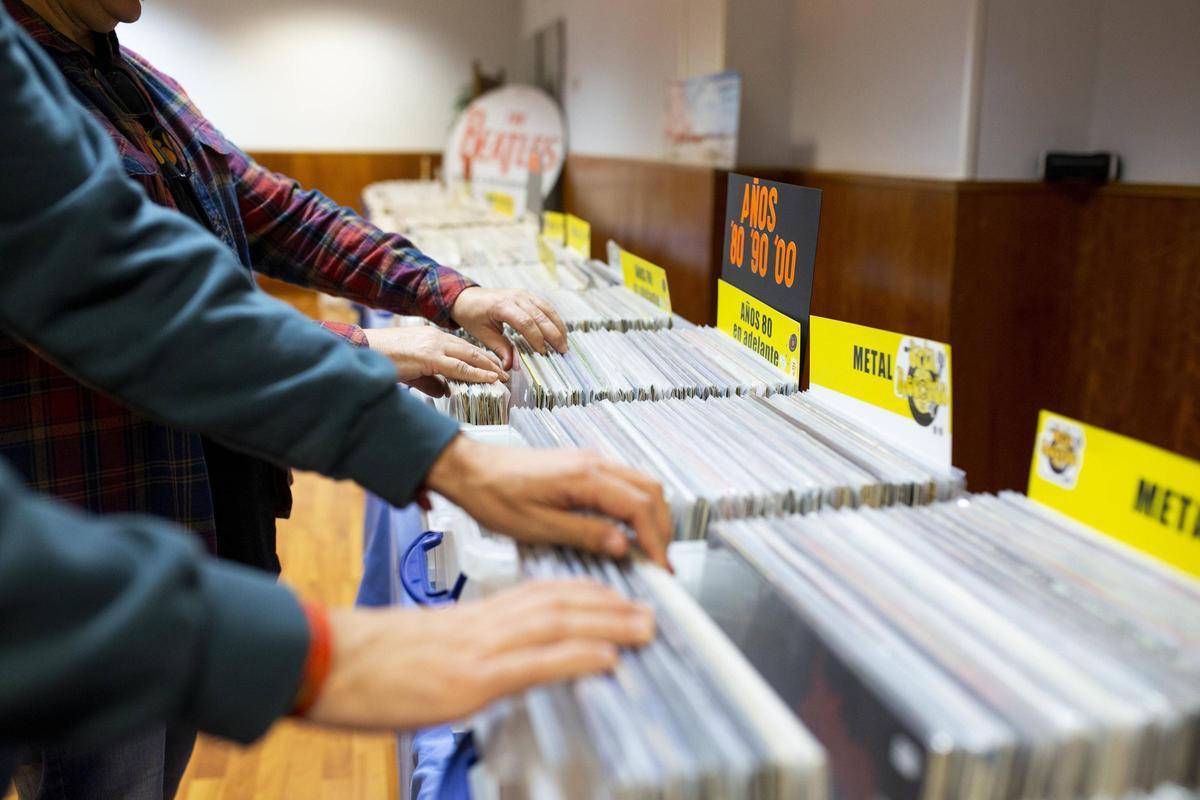 Galería | La Feria del Disco trae a Cáceres las mejores canciones de la historia