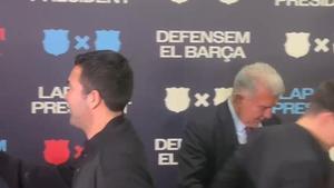 Deco y Bojan firman por Joan Laporta y son recibidis con una ovación en la sede del expresidente