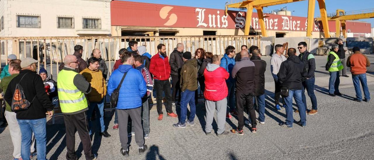 Imagen de trabajadores protestando a las puertas de la empresa el pasado año