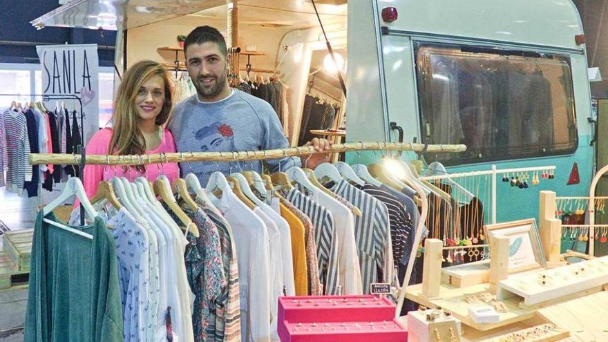 Laura García y Pablo Fernández, con su caravana, en el &quot;Mercazoco&quot;.