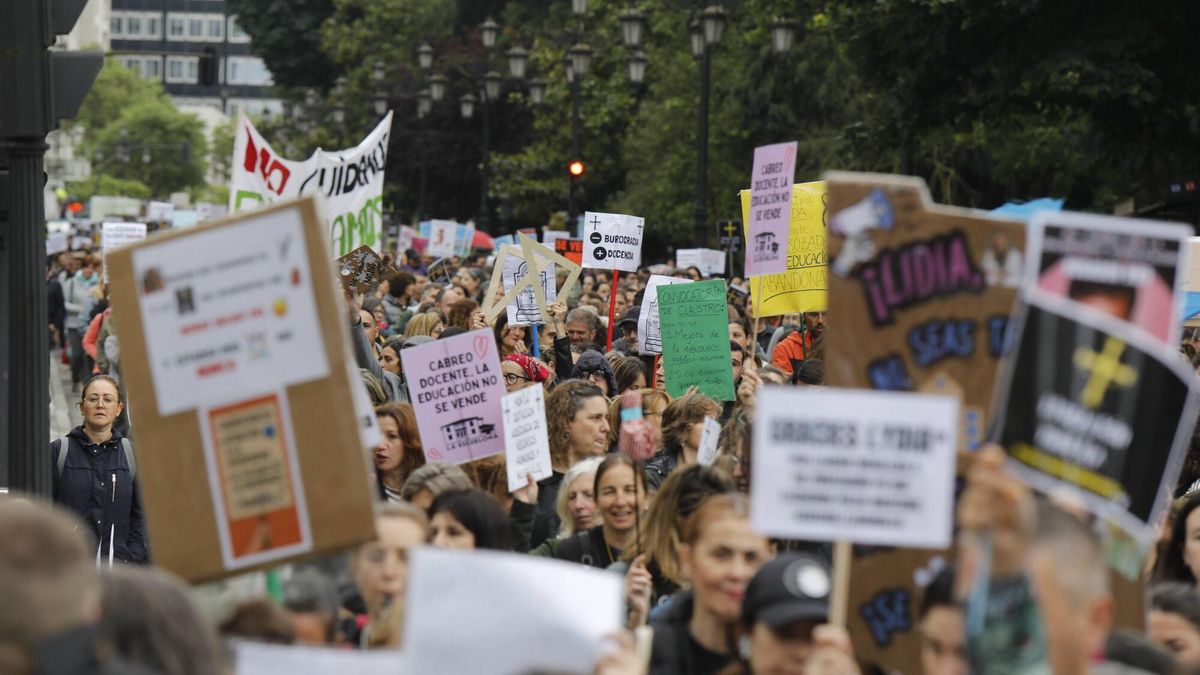 Una manifestación de los docentes, que acabó en la Junta General