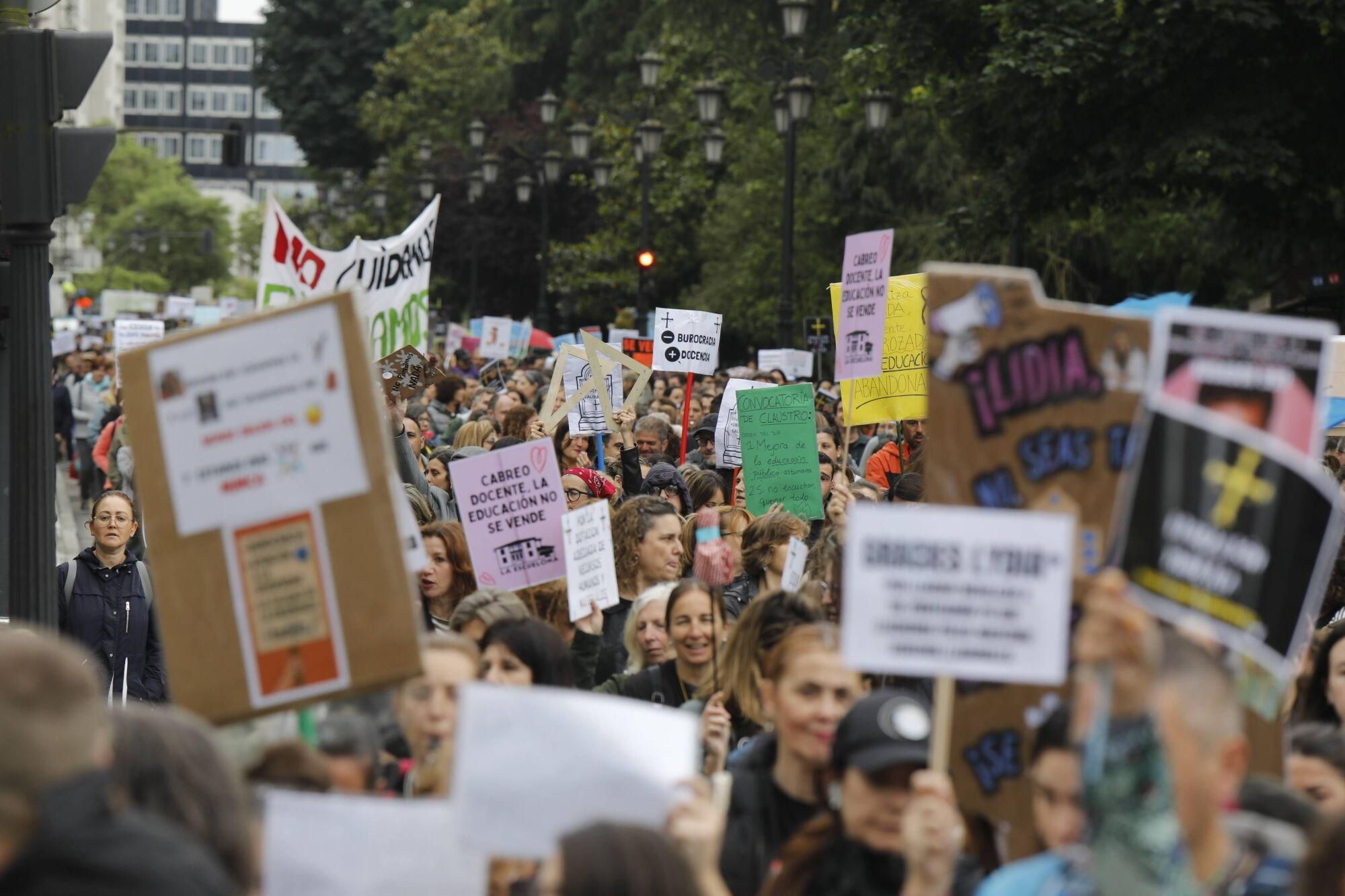 EN IMÁGENES: Nueva manifestación masiva de los docentes, que acabó en la Junta General 