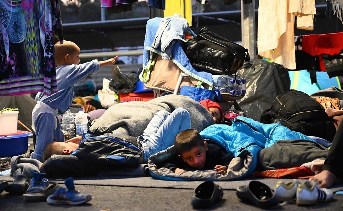 -FOTODELDIA- Moria (Grecia) 17 09 2020 - Solicitantes de asilo del campamento de Moria en sacos de dormir en las tiendas de campana improvisada junto al nuevo campamento de refugiados en Kara Tep e en la isla de Lesbos Grecia este jueves 17 de septiembre de 2020 La Policia lleva a cabo una operacion para convencer a los solicitantes de asilo de que abandonen la carretera donde acampan desde el pasasdo 9 de septiembre cuando un incendio destruyo el campamento de Moria y vayan al nuevo campamento de Kara Tepe EFE EPA VANGELIS PAPANTONIS -FOTODELDIA- Moria (Grecia) 17 09 2020 - Solicitantes de asilo del campamento de Moria en sacos de dormir en las tiendas de campana improvisada junto al nuevo campamento de refugiados en Kara Tep e en la isla de Lesbos Grecia este jueves 17 de septiembre de 2020 La Policia lleva a cabo una operacion para convencer a los solicitantes de asilo de que abandonen la carretera donde acampan desde el pasasdo 9 de septiembre cuando un incendio destruyo el campamento de Moria y vayan al nuevo campamento de Kara Tepe EFE EPA VANGELIS PAPANTONIS