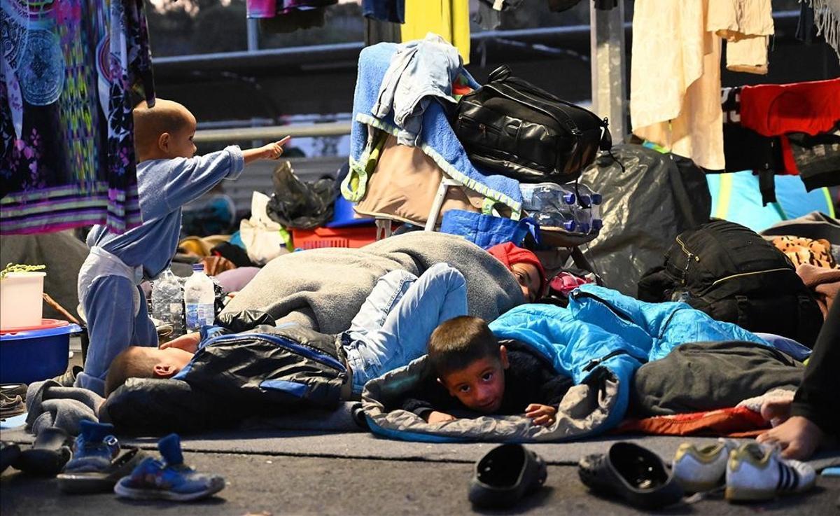 -FOTODELDIA- Moria (Grecia)  17 09 2020 - Solicitantes de asilo del campamento de Moria en sacos de dormir en las tiendas de campana improvisada junto al nuevo campamento de refugiados en Kara Tep e en la isla de Lesbos  Grecia  este jueves 17 de septiembre de 2020  La Policia lleva a cabo una operacion para convencer a los solicitantes de asilo de que abandonen la carretera donde acampan desde el pasasdo 9 de septiembre  cuando un incendio destruyo el campamento de Moria  y vayan al nuevo campamento de Kara Tepe  EFE EPA VANGELIS PAPANTONIS