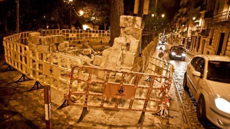 Un camión derriba la pilastra de una de las puertas de acceso a la Glorieta