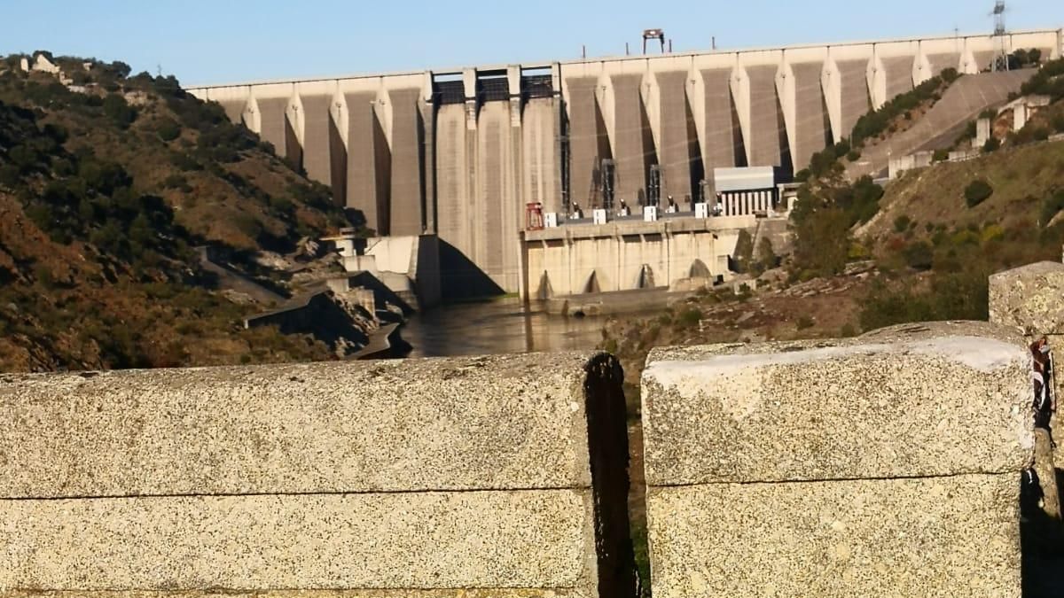 Así ha quedado, tras el golpe, el pretil original de este puente construido entre los años 103 y 104.